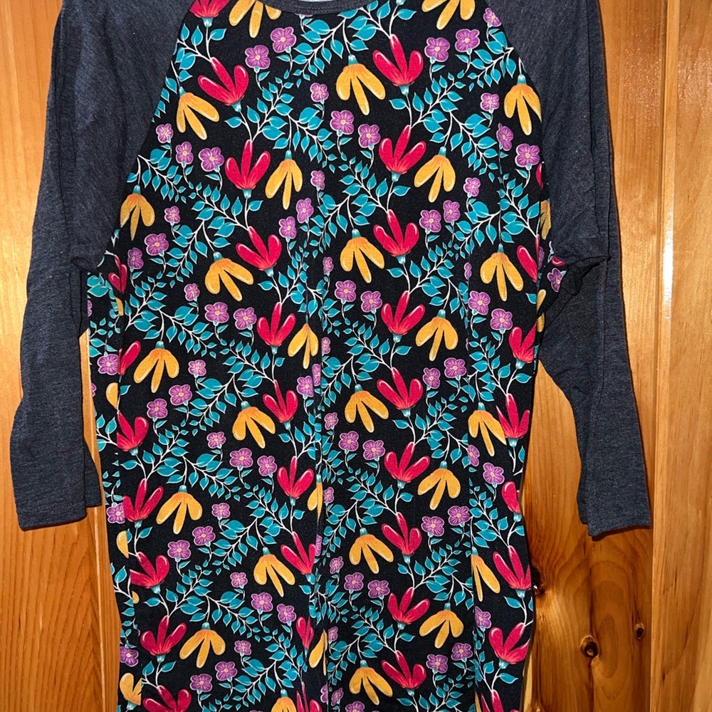 LulaRoe Raglan 3/4 top.